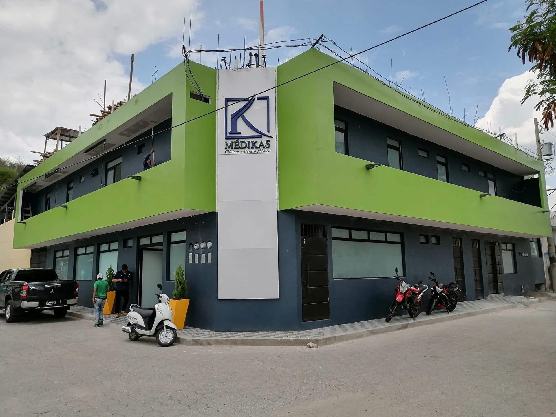 Fachada de Médikas, Clínicas y Centro Médico