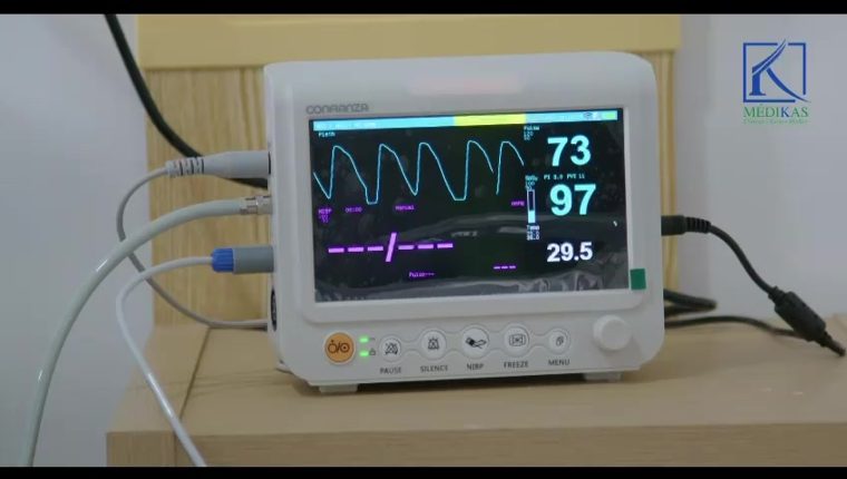 Monitor de signos vitales en el área de emergencias de Médikas