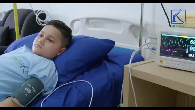 Paciente en habitación de hospitalización de Médikas